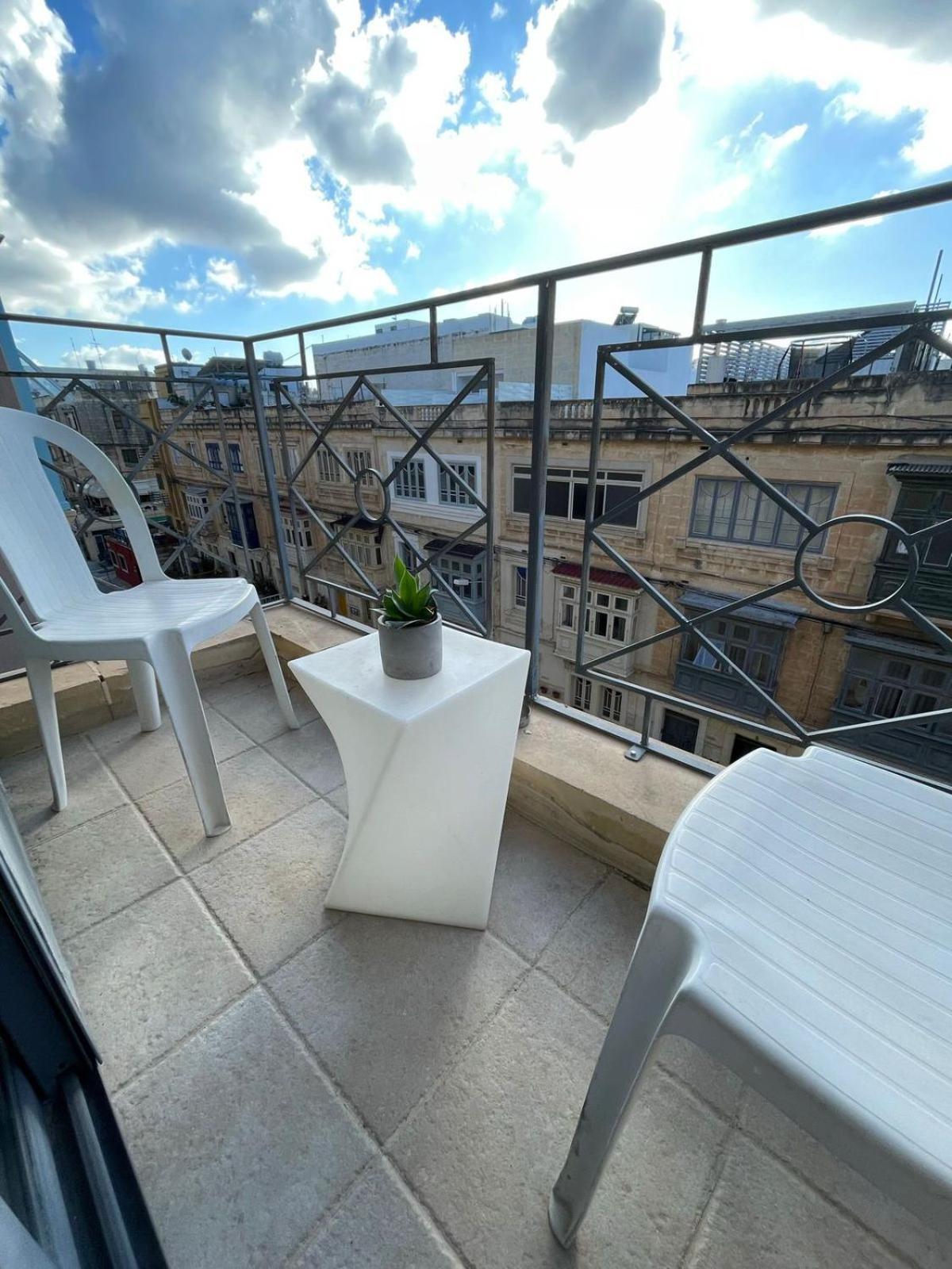 Simons Apartments Minutes Away From Balluta Bay And St Julians Sliema Exterior foto
